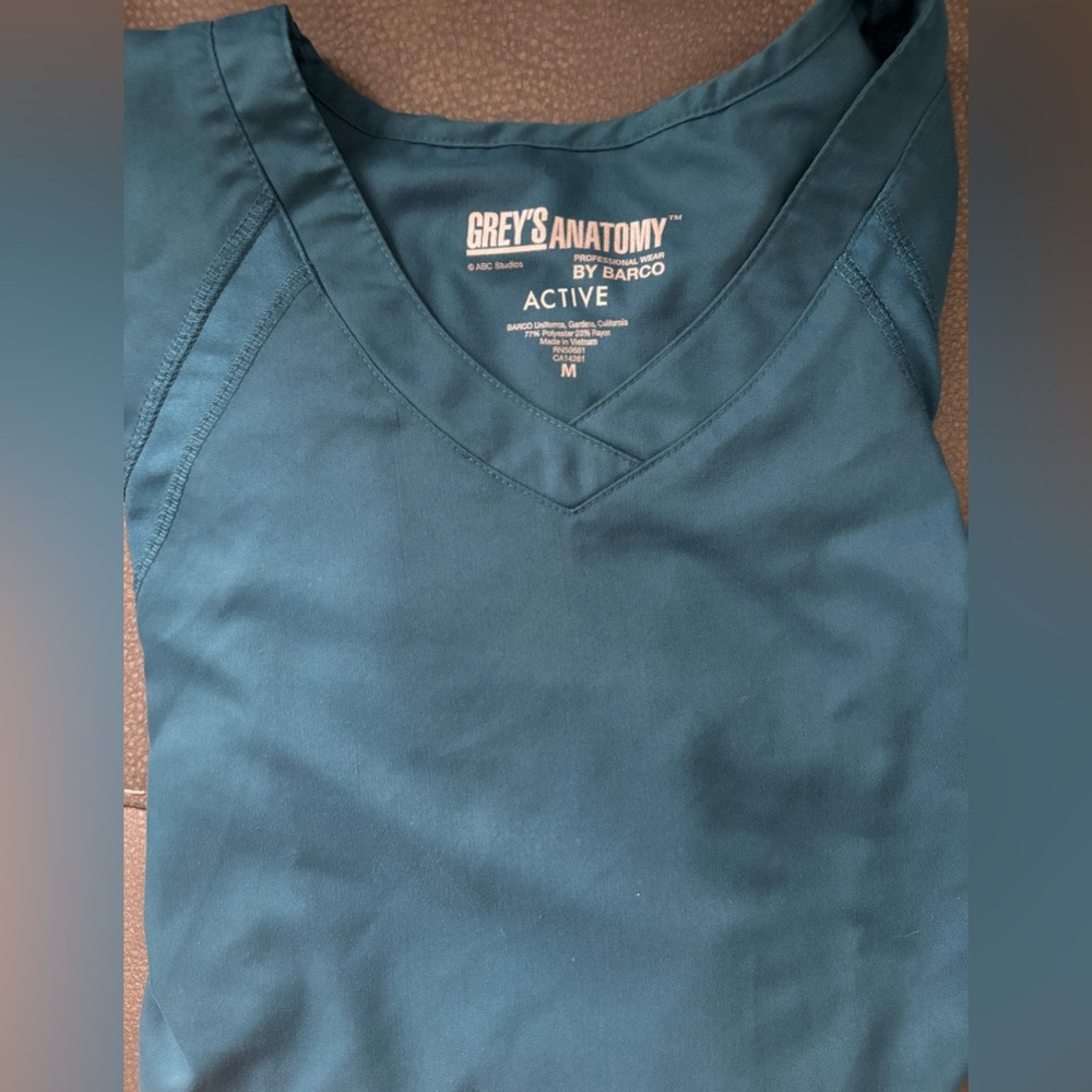 Greys anatomy active scrub top- M